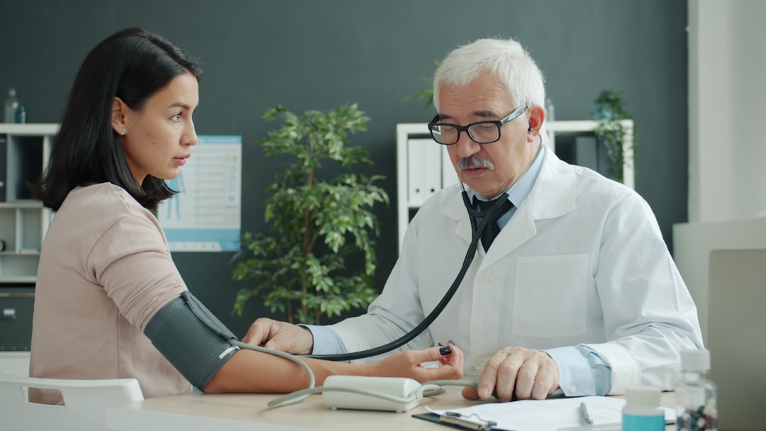 Ärztliche Untersuchung mit Blutdruckmessung beim Gesundheits-Check-up